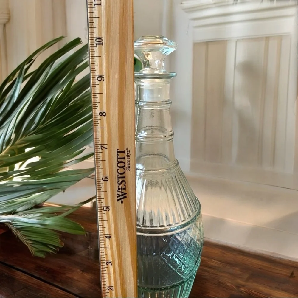 VINTAGE Glass Wine/Liquor Decanter with Stopper - Round Base